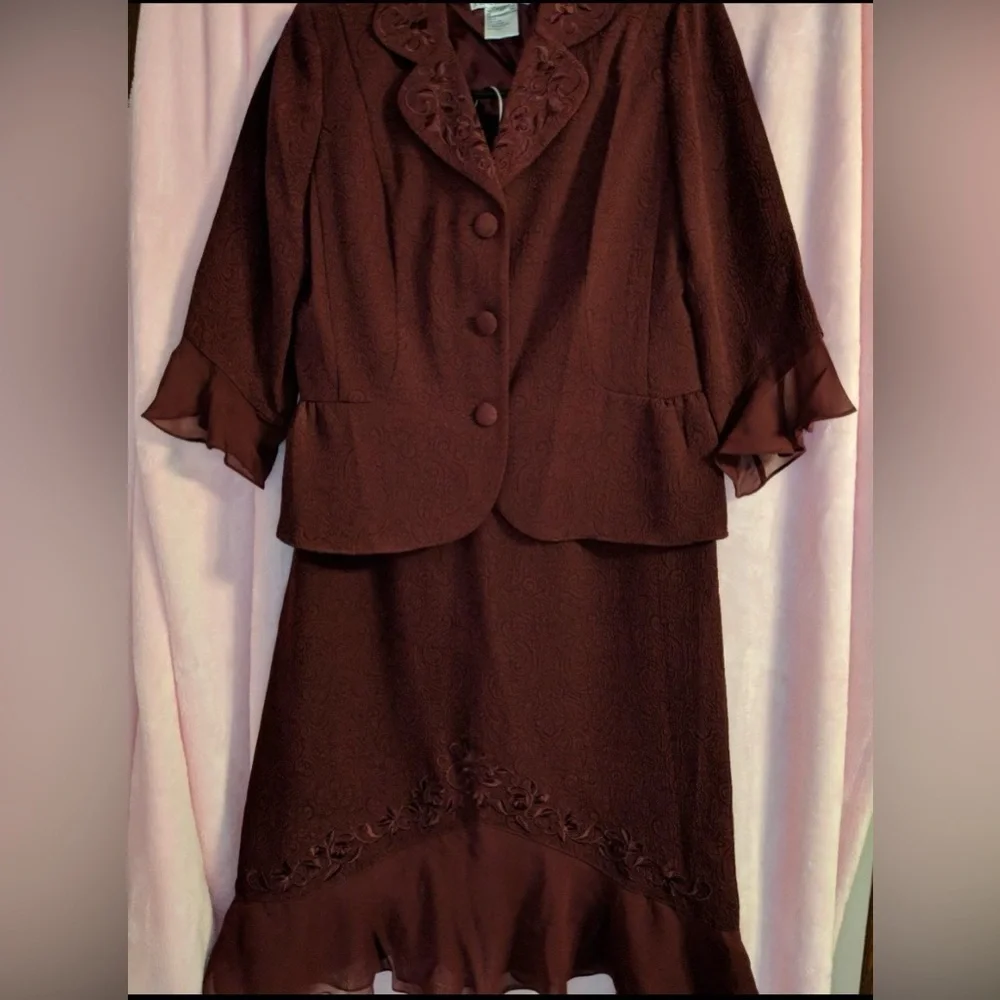 EUC Elegant burgundy woman's suit Women’s size 10
